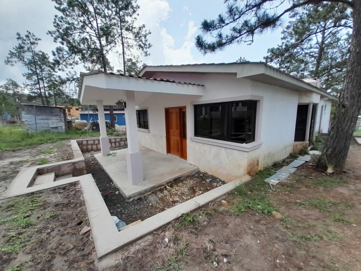Esta venta casa en Valle de &Aacute;ngeles tiene las siguientes caracter&iacute;sticas: Una sola planta, 1000 V2 de terreno 200 M2 de construcci&oacute;n, 4 habitaciones con closet y walk-in closet, sala, comedor, cocina amueblada y desayunador, 3 ba&ntilde;os, terraza, jard&iacute;n, patio, lavander&iacute;a con conexiones para lavadora y secadora, cisterna, tanque de reserva de agua, calentador de agua, estacionamiento para 4 veh&iacute;culos. Aprovecha esta &uacute;nica oportunidad de comprar esta propiedad a un precio de $ 165,000,00 negociable.